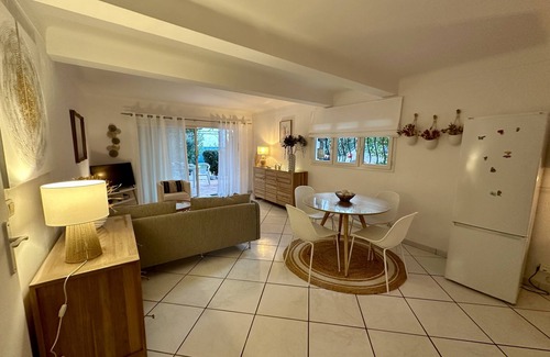 Boulouris-sur-Mer Apartment | Serene 74m2 Villa with Ocean View & Private Parking