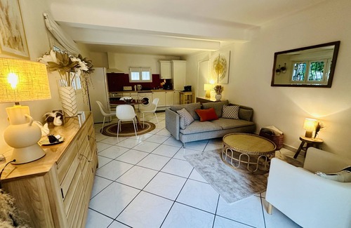 Boulouris-sur-Mer Apartment | Serene 74m2 Villa with Ocean View & Private Parking
