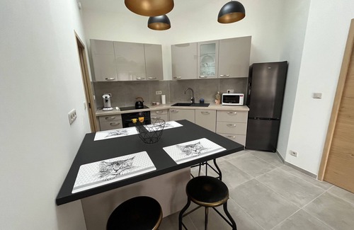 Le Thor House | Private Pool Retreat with Ocean View & 10/10 Guest Rating
