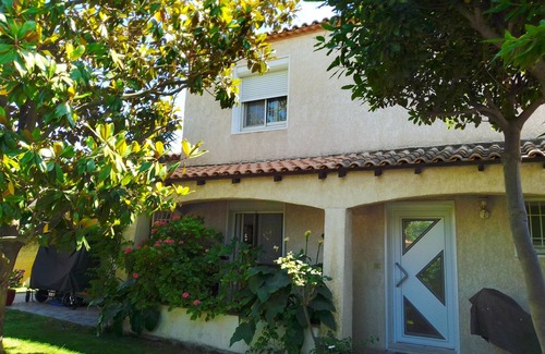 Perols House | Cozy Villa with Pool, Steps from the Beach