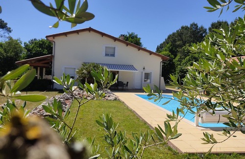 Biganos Villa | Tranquil Villa Near Forest with Pool and Ocean View