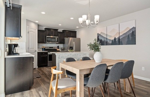 Colorado Springs House | Spacious Military Game Room with Pikes Peak Views
