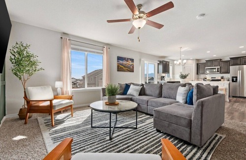 Colorado Springs House | Spacious Military Game Room with Pikes Peak Views