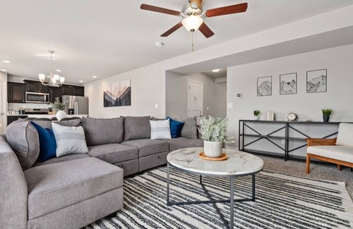 Colorado Springs House | Spacious Military Game Room with Pikes Peak Views