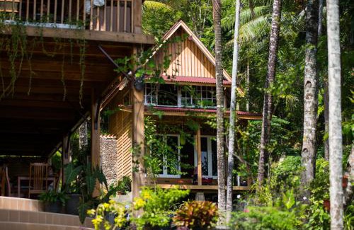 Sigunturmuda Hotel | Discover Air Manis Hillside Villa: Oceanfront Relaxation
