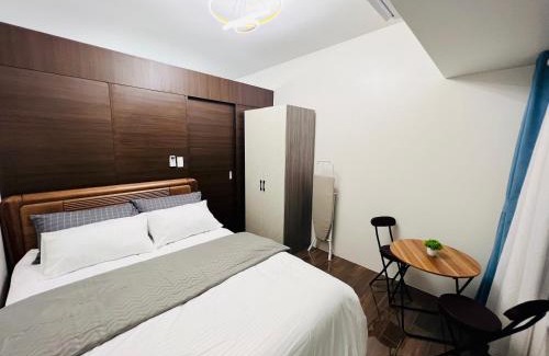 San Antonio Apartment | Discover Air Residence Makati: Oceanfront with Pool Access