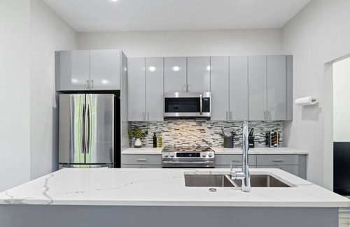 Edgewood House | Designed By Dom: Guest Rated 10/10 with Pool & Spa