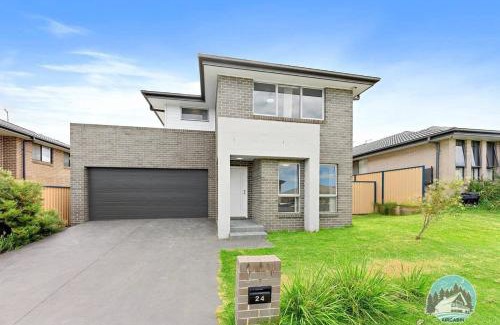 Edmondson Park House | Family-Friendly Retreat at Aircabin - Edmondson Park