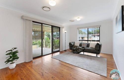 Marayong House | Comfortable Aircabin - Marayong with 3 Beds & Family Friendly