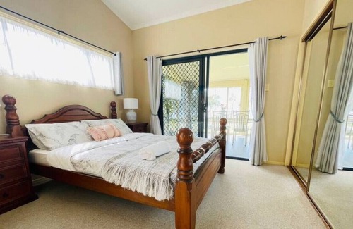 Tuggerawong House | Aircabin | Tuggerawong | Lake Front | 3 Beds House