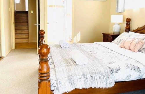 Tuggerawong House | Aircabin | Tuggerawong | Lake Front | 3 Beds House