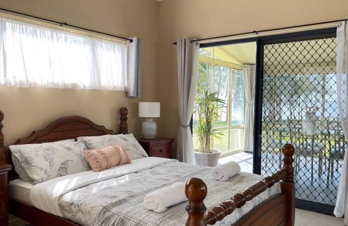 Tuggerawong House | Aircabin | Tuggerawong | Lake Front | 3 Beds House