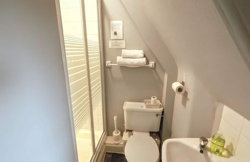 Newington Bed & Breakfast | Welcoming Airdenair Guest House: Breakfast & Family-Friendly