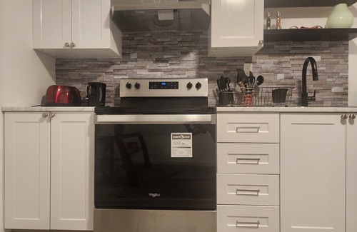 Airdrie House | Airdrie - Comfy Stylish 2 bedroom Guest Suite -En route to the Rockies Alberta!
