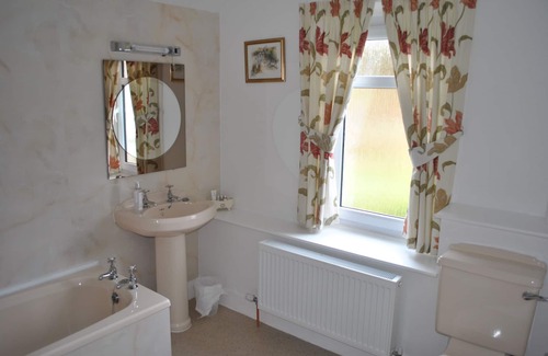 Crossmichael Bed & Breakfast | Guest Rated Airds Farm Guest House with Family-Friendly Amenities