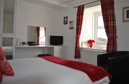 Crossmichael Bed & Breakfast | Guest Rated Airds Farm Guest House with Family-Friendly Amenities