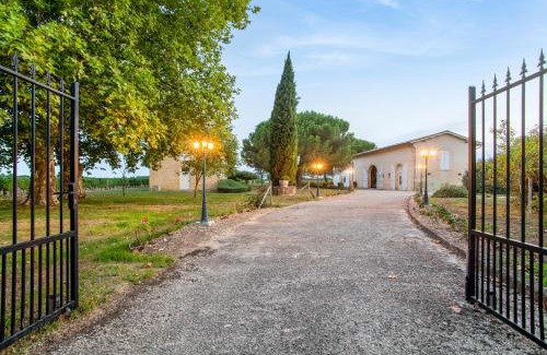 Arbanats House | Elegant Airial de Tourteau Chollet: 5-Star Family Retreat