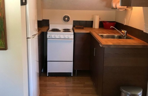 Woodland Apartment | Budget-Friendly Airie Studio with Onsite Parking for Families