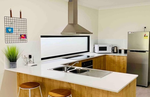 Airlie Beach House | Airlie Beach Delight: Steps from Oceanfront Bliss