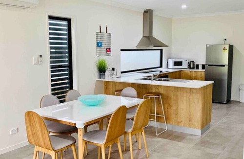 Airlie Beach House | Airlie Beach Delight: Steps from Oceanfront Bliss