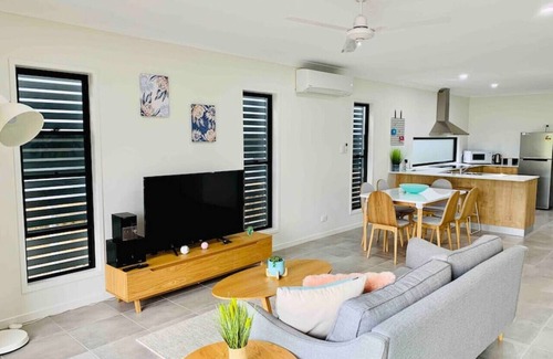 Airlie Beach House | Airlie Beach Delight: Steps from Oceanfront Bliss