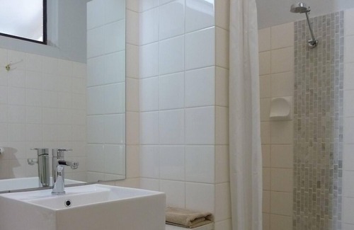 Scone Hotel | Comfortable Stay at Airlie House Motor Inn with Pool & Dining