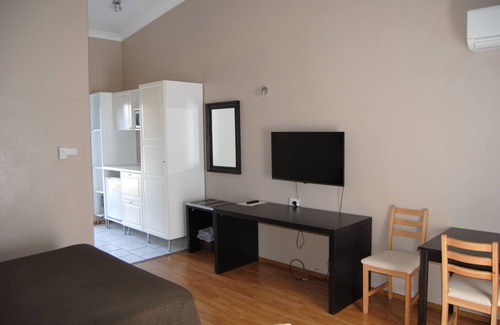 Scone Hotel | Comfortable Stay at Airlie House Motor Inn with Pool & Dining