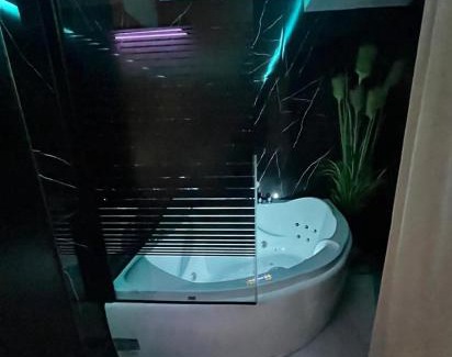 Wetzendorf Apartment | Experience AirportApart: Whirlpool Retreat Near Nuremberg