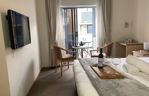 Hamilton Hotel | Comfortable Airport Ascot Motel with Family-Friendly Amenities