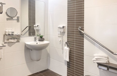 Hamilton Hotel | Comfortable Airport Ascot Motel with Family-Friendly Amenities