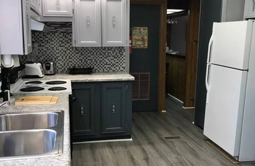 New Plymouth House | Perfect Pet-Friendly Getaway at Airport House of Hocking Hills