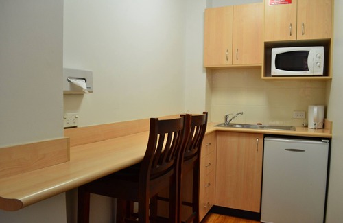 Hamilton Hotel | Convenient Airport Motel with Pool and Family-Friendly Amenities