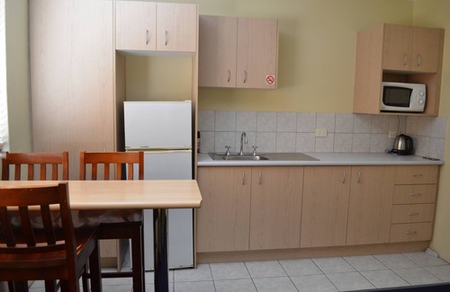 Hamilton Hotel | Convenient Airport Motel with Pool and Family-Friendly Amenities