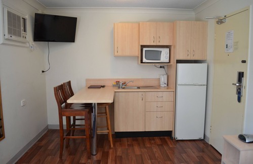 Hamilton Hotel | Convenient Airport Motel with Pool and Family-Friendly Amenities