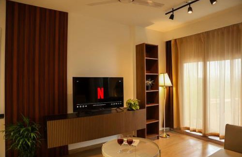 Viman Nagar Apartment | Airport Runway View from terrace|Coffee Maker|Luxe