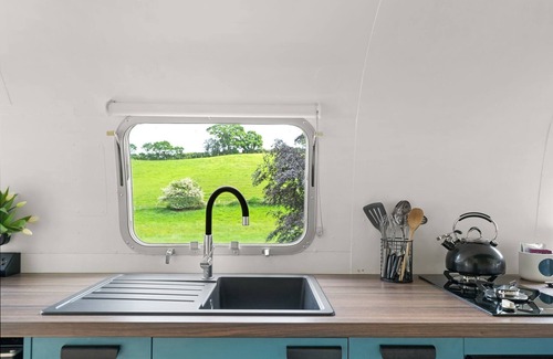 Kenn Cabin | Cozy Airstream Retreat in Devon with Spa & Hot Tub