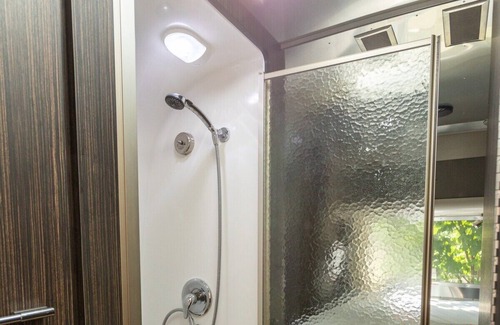 Vinita House | Top-Rated Airstream Suite at Lakeside Cabin - Family Friendly