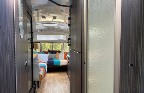 Vinita House | Top-Rated Airstream Suite at Lakeside Cabin - Family Friendly
