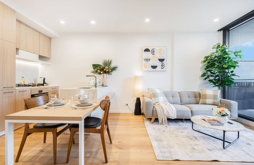 Heidelberg Heights Apartment | Bright Ivanhoe 1BR Apartment with Balcony & Free Parking