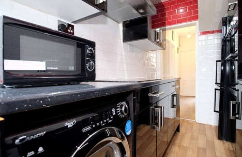 River House | Inviting 3-Bedroom House with Free Parking & Hot Tub