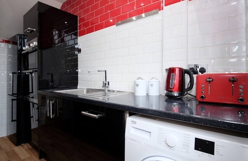 River House | Inviting 3-Bedroom House with Free Parking & Hot Tub
