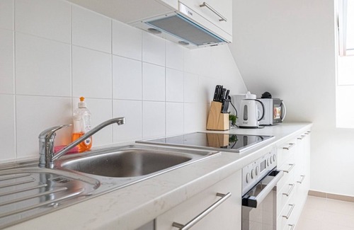 Penzing Apartment | Stylish Studio Retreat: Terrace Views & Family-Friendly