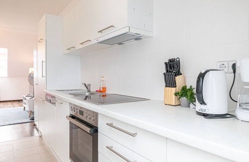 Penzing Apartment | Stylish Studio Retreat: Terrace Views & Family-Friendly