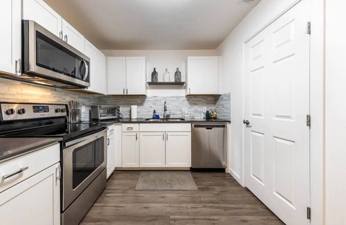 South Lamar Condo | Bright Airy Condo Near SoCo and Downtown Attractions