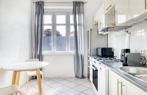 Hietzing Apartment | Bright Hietzing Retreat with Private Terrace & Garden