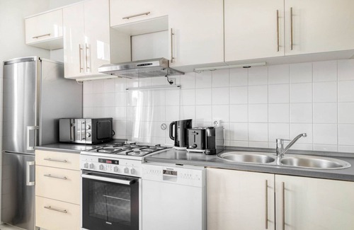 Hietzing Apartment | Bright Hietzing Retreat with Private Terrace & Garden