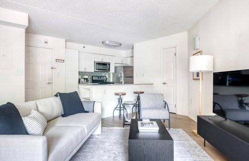 Exchange Place North Apartment | Inviting Jersey City 1BR with Gym & Elevators, near PATH