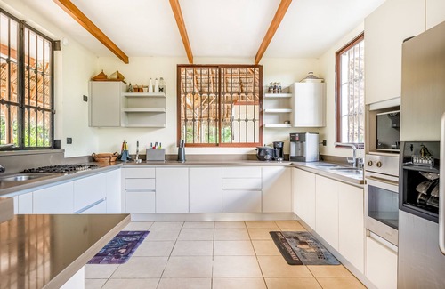 Coco House | Serene Retreat: Private Pool, Tennis Court & Ocean View