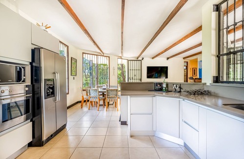 Coco House | Serene Retreat: Private Pool, Tennis Court & Ocean View