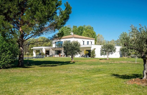 Nord House | Modern Aix-en-Provence Countryside Retreat with Private Pool